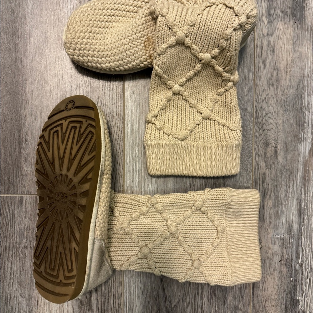 Size 6 cable knit Ugg boots